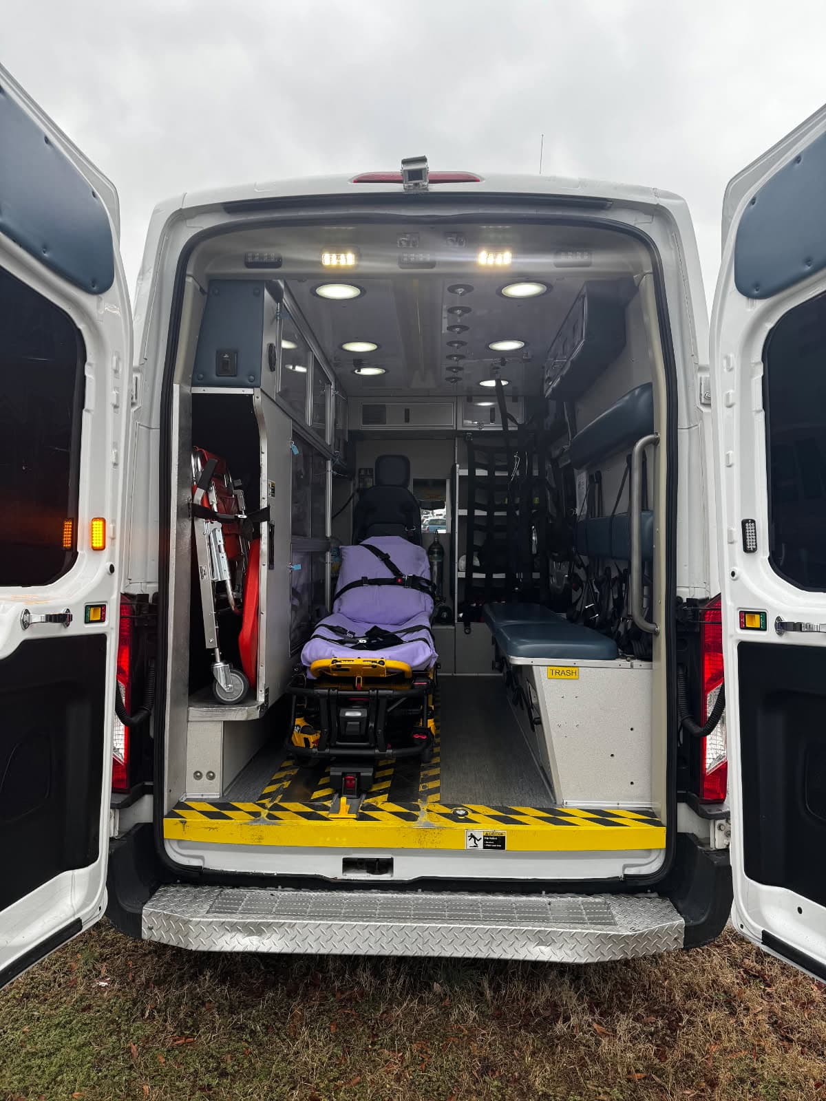 Stretcher transport vehicle